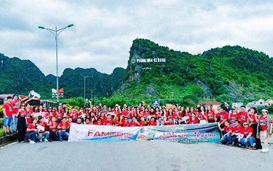 Đoàn Famtrip chụp hình quảng bá tại cửa ngõ vào Di sản thiên nhiên thế giới Vườn quốc gia Phong Nha – Kẻ Bàng. Ảnh: Thành Media 