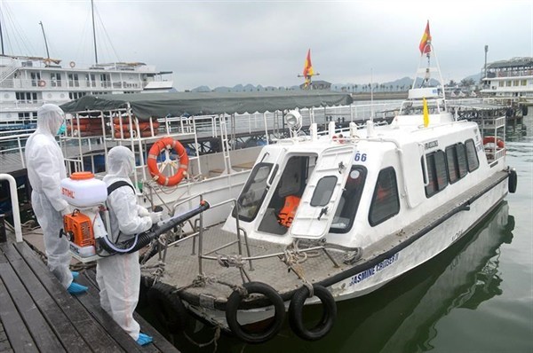 Phun tiêu độc khử trùng tàu trên vịnh Hạ Long - Ảnh: Báo Quảng Ninh