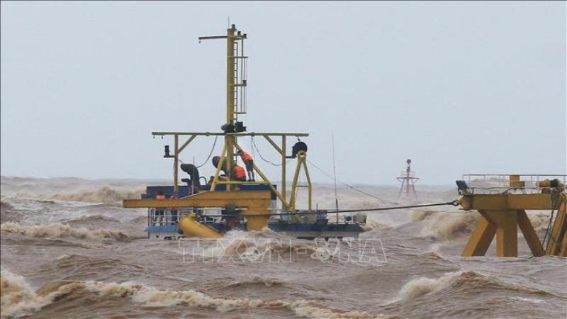 Các thuyền viên trên tàu Vietship 01 bị mắc kẹt ở vị trí gần phao số 0 khu vực cảng Cửa Việt. Ảnh: Hồ Cầu/TTXVN