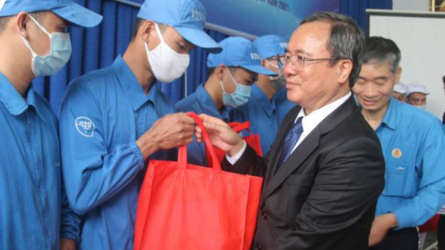 Ông Trần Văn Nam trao quà cho công nhân khó khăn. Ảnh: VTV