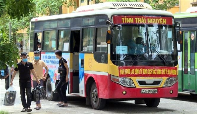 Các công dân được tỉnh Thái Nguyên đón về cách ly để giảm tải cho tâm dịch Bắc Giang. Ảnh: Trần Trang /TTXVN