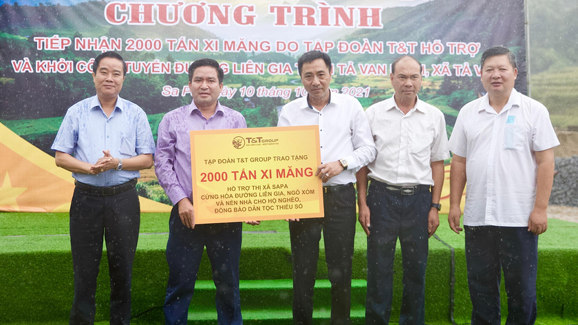 Ông Nguyễn Anh Tuấn, Phó Tổng Giám đốc Tập đoàn T&T Group trao tặng 2.000 tấn xi măng cho ông Vương Trinh Quốc, Chủ tịch UBND thị xã Sa Pa.