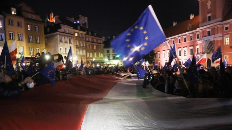 Những người biểu tình ủng hộ tư cách thành viên EU của Ba Lan tập trung tại Plac Zamkowy, ở Khu Phố Cổ của Warsaw, sau khi Tòa án Hiến pháp phán quyết rằng hiến pháp Ba Lan có quyền ưu tiên so với các luật của EU vào ngày 10/10/2021 ở Warsaw, Ba Lan. Ảnh: China Daily/Getty Images