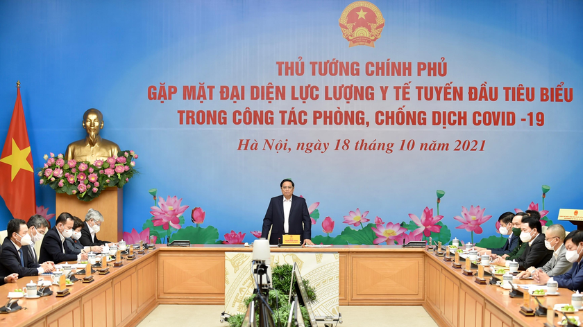 Thủ tướng Chính phủ Phạm Minh Chính gặp mặt đại diện lực lượng y tế tuyến đầu tiêu biểu trong công tác phòng chống dịch COVID-19. Ảnh: VGP/Nhật Bắc