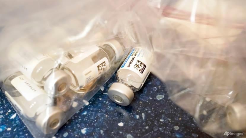 Các lọ vaccine COVID-19 của Johnson & Johnson tại một điểm tiêm chủng di động ở Uniondale, New York. Ảnh: AP
