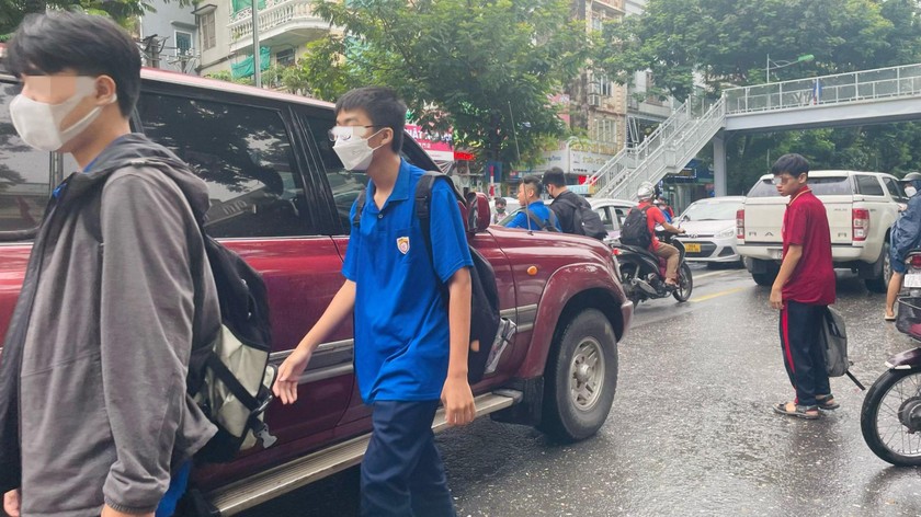 Gần cầu bộ hành nhưng nhiều học sinh trường THPT và THCS Nguyễn Bỉnh Khiêm (quận Cầu Giấy) vẫn theo nhau băng qua đầu ô tô, xe máy để sang đường.