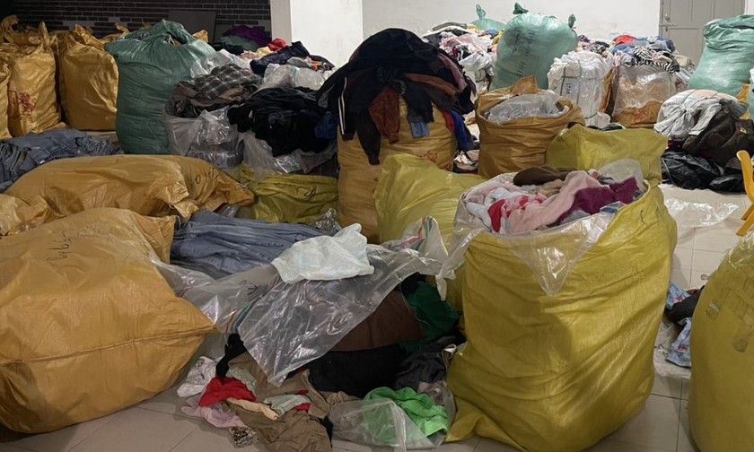 Hơn 14 tấn quần áo "sida" thu giữ tại hiện trường. (Ảnh: Tổng Cục QLTT)