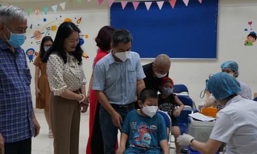 Đồng chí Khổng Minh Tuấn, Phó Giám đốc phụ trách điều hành CDC Hà Nội kiểm tra công tác tiêm chủng vắc xin COVID-19 cho trẻ em trên địa bàn quận Ba Đình.