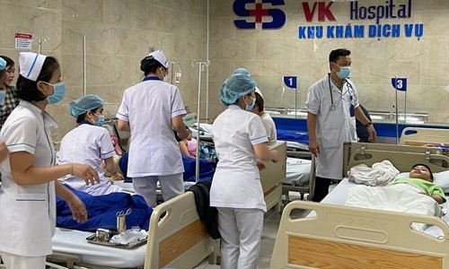 Các y, bác sĩ đang chăm sóc các học sinh tại bệnh viện. Ảnh: Báo Khánh Hòa