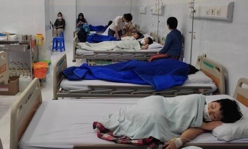 Các học sinh nhập viện điều trị sau vụ ngộ độc thực phẩm. Ảnh: ANTĐ