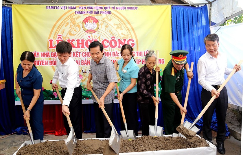 Lãnh đạo TP Hải Phòng khởi công xây nhà Đại đoàn kết cho hộ bà Hoàng Thị Lừng ở xã Đại Bản, huyện An Duơng.