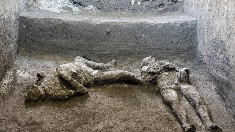 Các bộ xương được tìm thấy trong quá trình khai quật một biệt thự ở Pompeii, Ý. Ảnh: AP