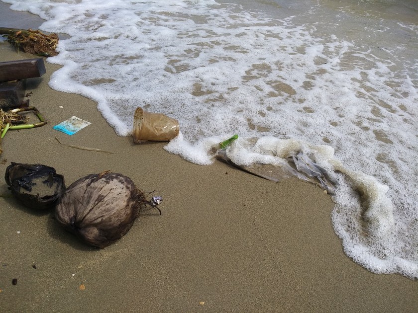 Rác thải nhựa trôi dạt vào một bờ biển gần nhà dân ở Hòn Một. (Ảnh: Đỗ Trang)