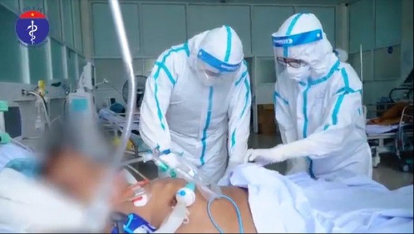 Các bác sĩ chăm sóc cho bệnh nhân nặng tại Bệnh viện Dã chiến Hoà Vang. Ảnh: Bộ Y tế