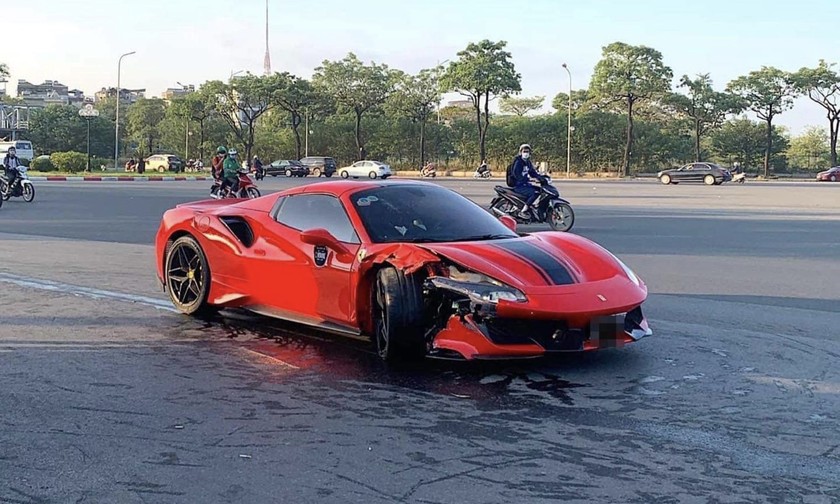 Hình ảnh chiếc siêu xe Ferrari gây tai nạn nghiêm trọng tại hiện trường. Ảnh do CA TP Hà Nội cung cấp