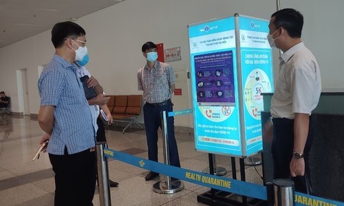 Sở Y tế Hà Nội kiểm tra giám sát bệnh đậu mùa khỉ tại sân bay Nội Bài. Ảnh: VGP