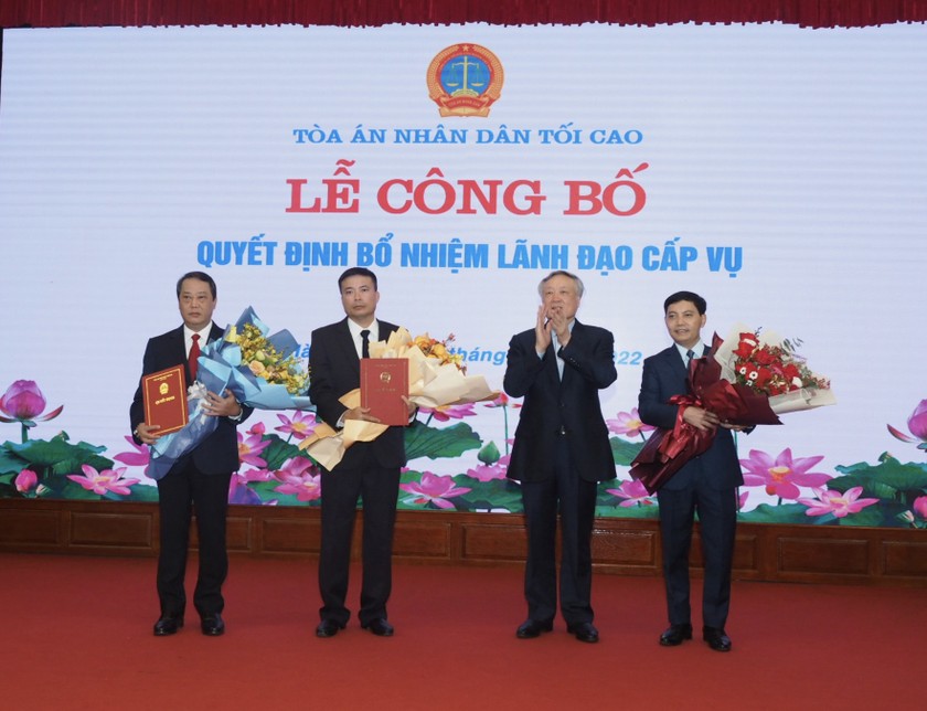 Chánh án TAND tối cao Nguyễn Hoà Bình trao quyết định bổ nhiệm cho các ông Nguyễn Tường Linh; ông Nguyễn Xuân Kỳ và ông Trần Đức Vinh.