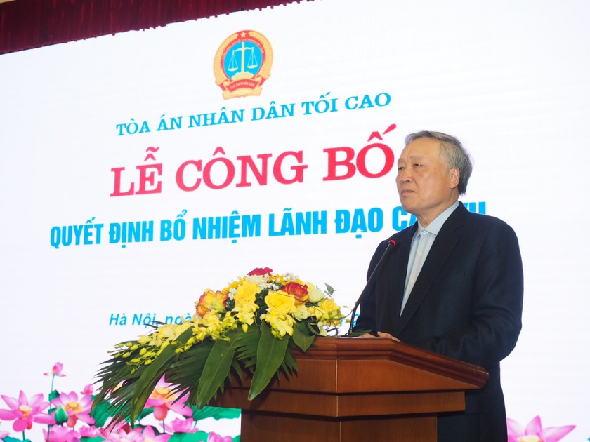 Chánh án TAND tối cao Nguyễn Hoà Bình phát biểu tại buổi lễ.