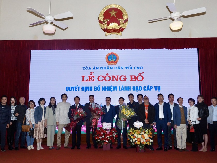 Tập thể lãnh đạo, cán bộ, phóng viên báo Pháp luật Việt Nam chụp ảnh lưu niệm chúc mừng 3 cán bộ mới được bổ nhiệm.