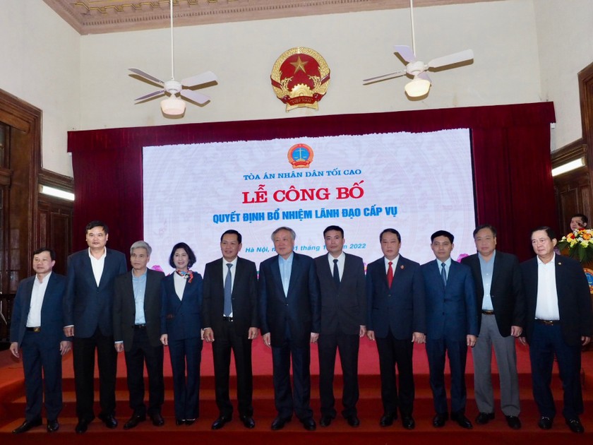 3 cán bộ mới được bổ nhiệm chụp ảnh cùng Chánh án TAND tối cao Nguyễn Hoà Bình và các lãnh đạo tại Lễ công bố Quyết định bổ nhiệm cán bộ.