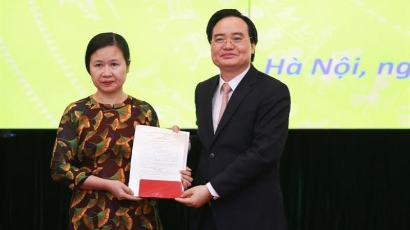 Bộ trưởng Phùng Xuân Nhạ trao quyết định cho bà Lê Thị Thanh Nhàn.