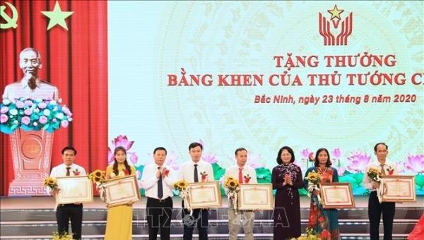 Phó Chủ tịch nước Đặng Thị Ngọc Thịnh trao tặng Bằng khen của Thủ tướng cho 6 cá nhân xuất sắc. (Ảnh: TTXVN)
