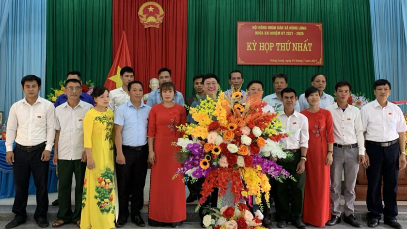 Bà Nguyễn Thị Thanh Tú (thứ 3 từ phải sang) cùng các đại biểu tại Kỳ họp thứ nhất HĐND xã Hùng Long nhiệm kỳ 2021-2026.