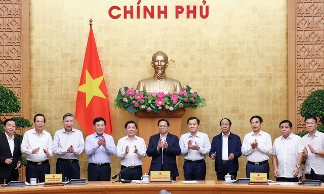 Thủ tướng và các thành viên Chính phủ cùng ông Nguyễn Văn Thể tại phiên họp thường kỳ tháng 10.