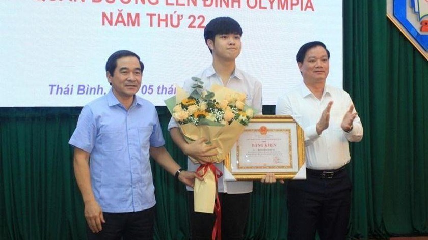 Đặng Lê Nguyên Vũ nhận bằng khen và phần thưởng từ đại diện lãnh đạo UBND tỉnh Thái Bình