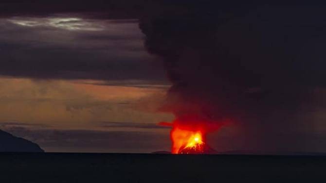 Núi lửa Krakatoa phun trào.