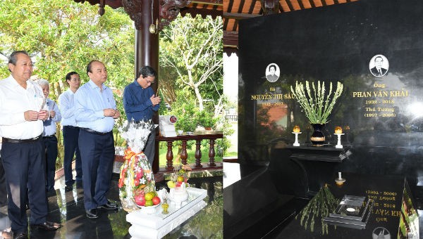 Thủ tướng Nguyễn Xuân Phúc và Phó Thủ tướng Trương Hòa Bình dâng hương tưởng nhớ nguyên Thủ tướng Phan Văn Khải.