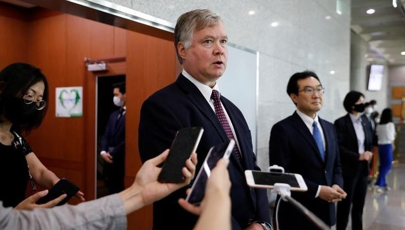 Thứ trưởng Ngoại giao Mỹ Stephen Biegun phát biểu với truyền thông bên cạnh người đồng cấp Hàn Quốc Lee Do-hoon sau cuộc gặp ở Bộ Ngoại giao Hàn Quốc.
