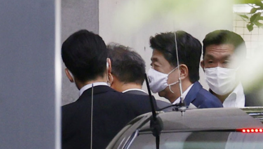  Thủ tướng Nhật Bản Shinzo Abe tới bệnh viện.