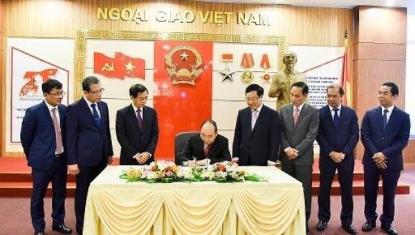Thủ tướng Nguyễn Xuân Phúc khai trương Nhà truyền thống và bộ tranh chân dung các bộ trưởng ngoại giao.