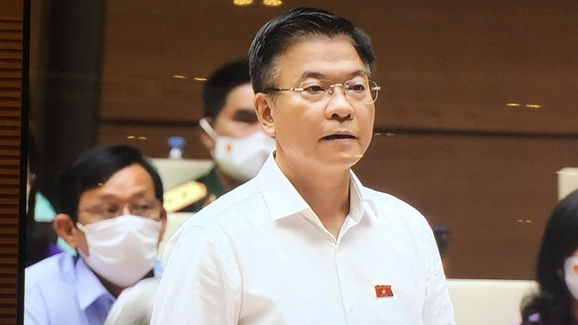 Bộ trưởng Bộ tư pháp Lê Thành Long phát biểu tại phiên họp.