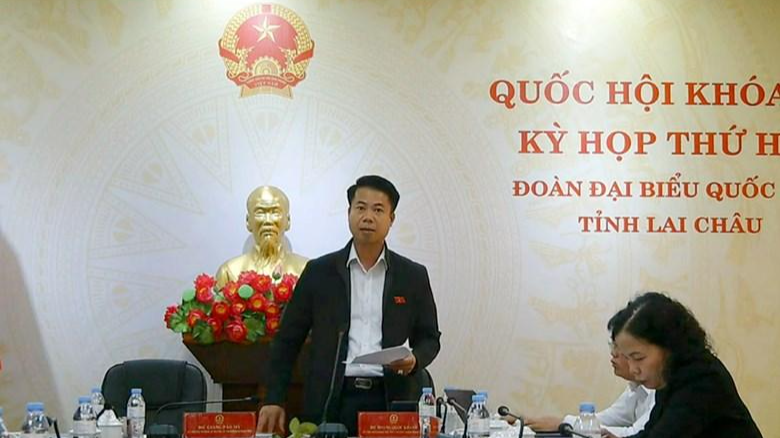Đại biểu Hoàng Quốc Khánh (đoàn Lai Châu) phát biểu trực tuyến tại phiên họp.