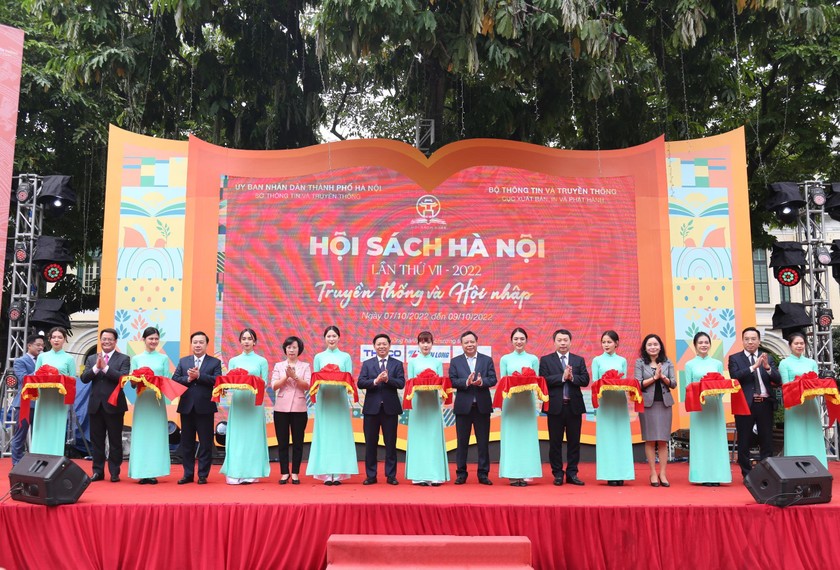 Các đại biểu cắt băng khai mạc Hội sách Hà Nội lần thứ VII - năm 2022.