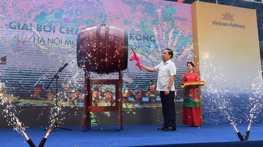Ông Chử Xuân Dũng, Phó Chủ tịch TP Hà Nội đánh trống khai mạc sự kiện.