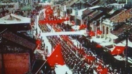 Đoàn quân chiến thắng tiến về giải phóng Thủ đô ngày 10/10/1954. (Ảnh tư liệu) 