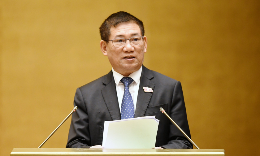 Bộ trưởng Bộ Tài chính Hồ Đức Phớc trình bày tờ trình tại phiên họp.