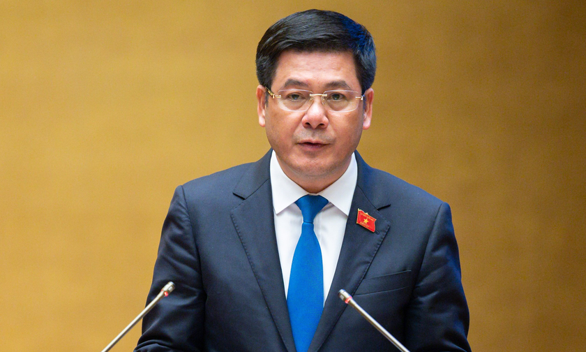 Bộ trưởng Bộ Công Thương Nguyễn Hồng Diên trình bày tờ trình.