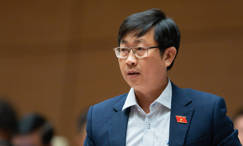 Đại biểu Nguyễn Hữu Thông phát biểu tại phiên họp.