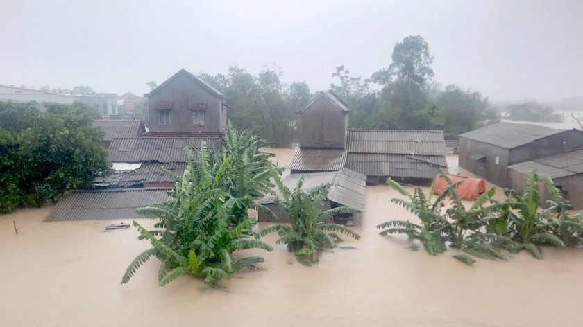 Nước sông Bồ, sông Ô Lâu dâng cao khiến nhiều nhà dân ở khu vực Phong Điền (TT. Huế) bị ngập tới mái