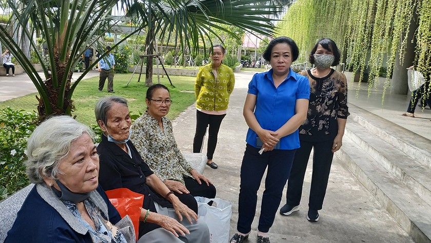 Bà Đầu Thị Kim Cúc và nhiều người dân đến UBND Quận 12 phản ánh vụ việc. 