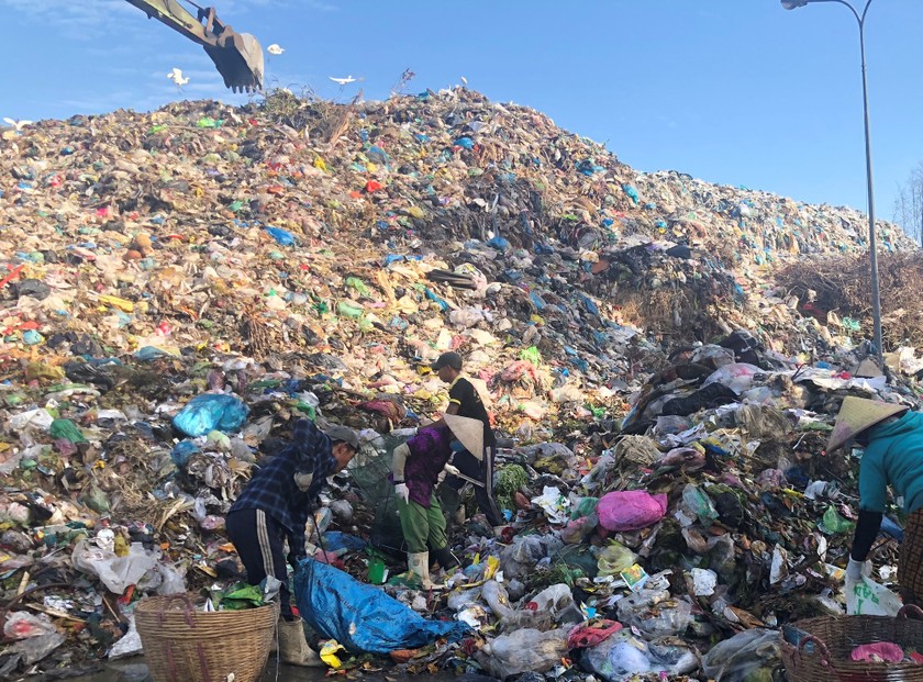 Bãi rác quá tải gây ô nhiễm nghiêm trọng hơn 10 năm ở Bạc Liêu