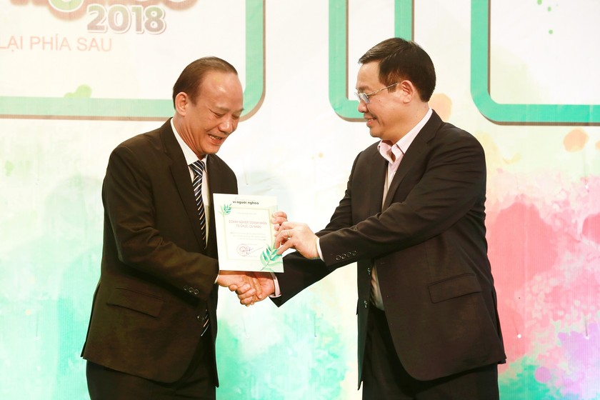 Phó Thủ tướng Vương Đình Huệ (bên phải) trao chứng nhận ủng hộ Quỹ Vì người nghèo cho Tập đoàn T&T Group