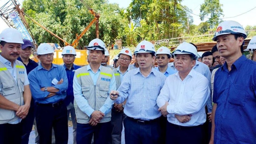 Bộ trưởng Bộ GTVT Nguyễn Văn Thể thị sát và kiểm tra tình hình thi công cao tốc Bắc - Nam đoạn Cam Lộ - La Sơn, tháng 7/2020.