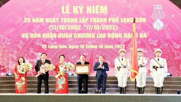 Thừa ủy quyền của Chủ tịch nước, ông Nguyễn Quốc Đoàn - Ủy viên Trung ương Đảng, Bí thư Tỉnh ủy Lạng Sơn trao Huân chương Lao động hạng Ba cho lãnh đạo Thành phố Lạng Sơn 