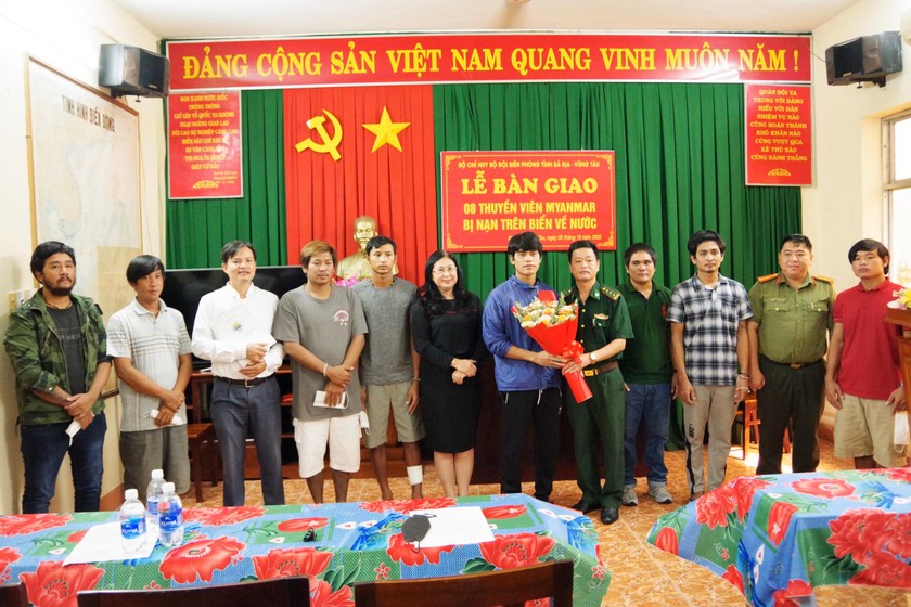 Bàn giao 8 ngư dân Myanmar cho đại diện ủy quyền Đại sứ quán Myanmar tại Việt Nam.