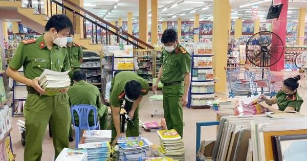 Lực lượng chức năng đang kiểm tra tại siêu thị Quảng Ngãi.